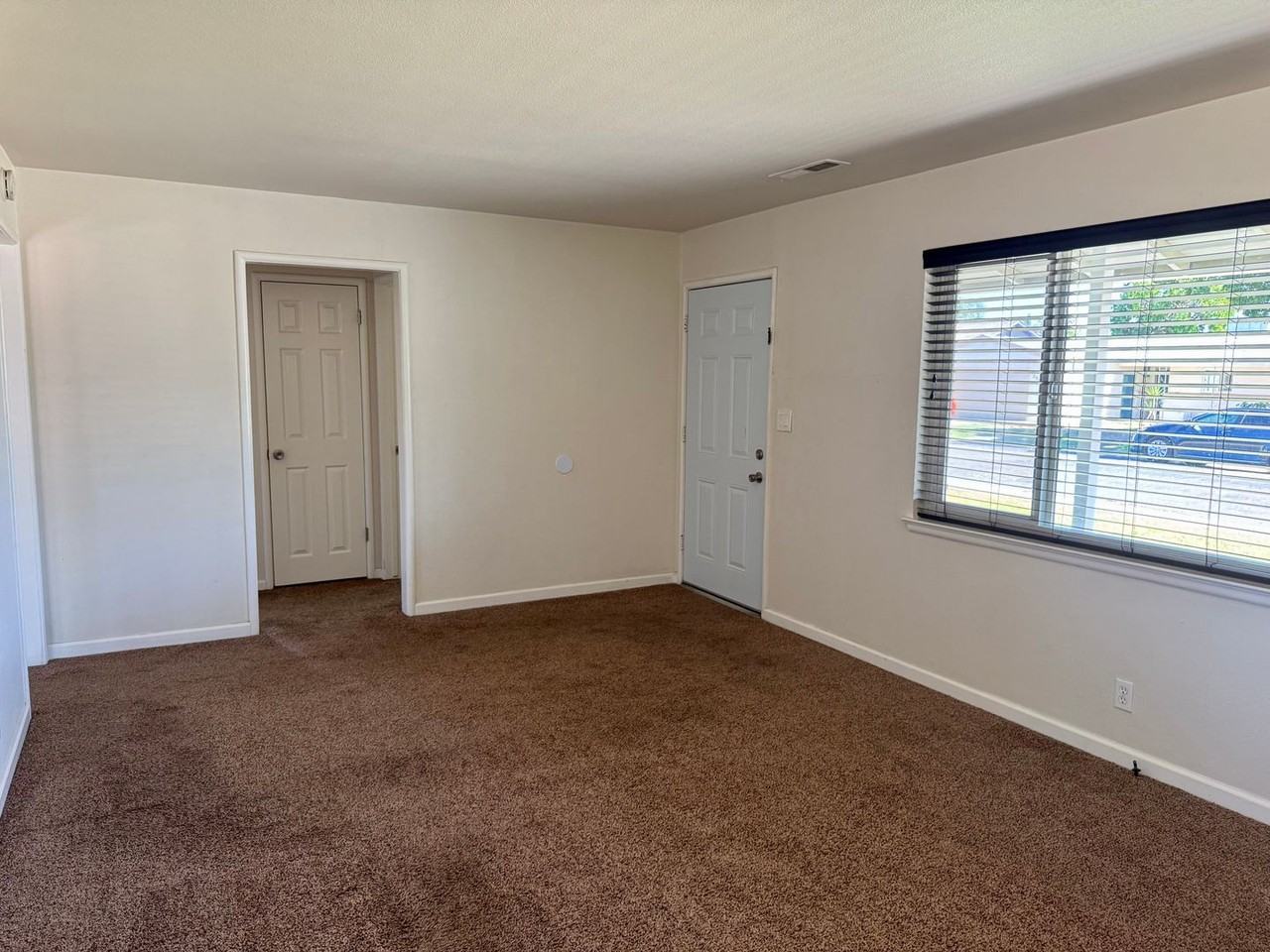 2548 Ballantyne Dr - Photo 5 of 18