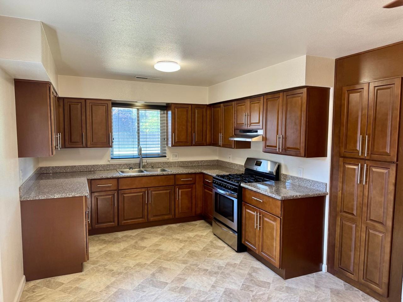 2548 Ballantyne Dr - Photo 6 of 18