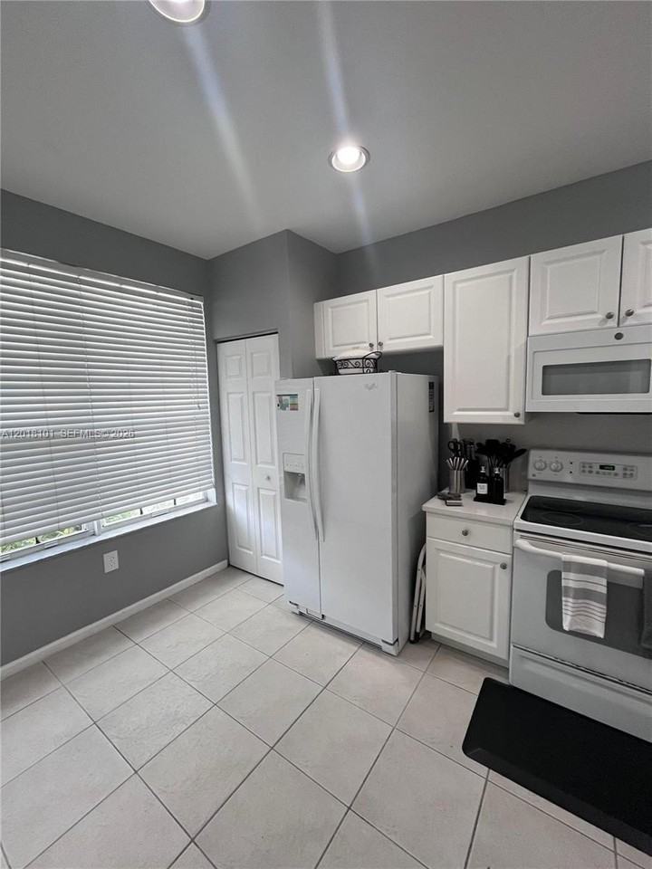 681 Nw 42nd Ave - Photo 4 of 36