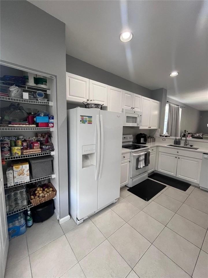 681 Nw 42nd Ave - Photo 5 of 36