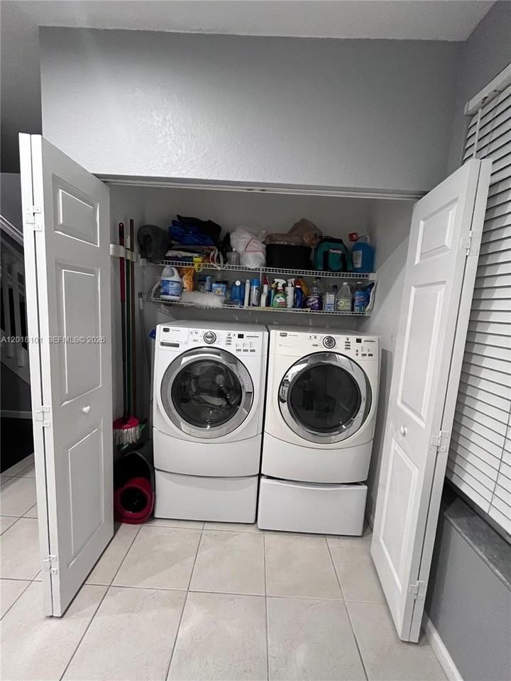 681 Nw 42nd Ave - Photo 6 of 36