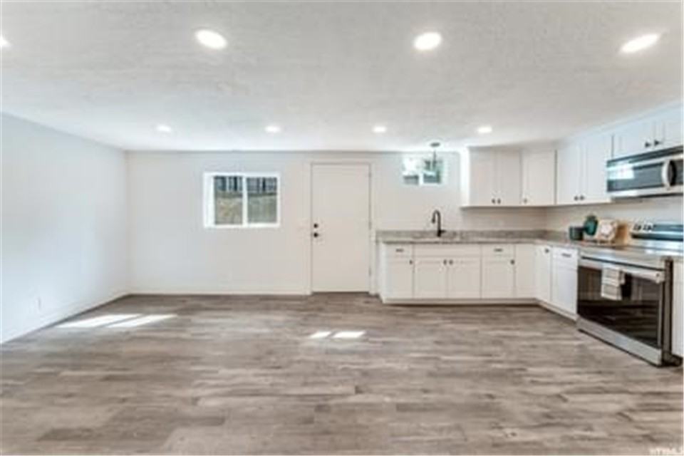 1548 E Kings Row Dr - Photo 3 of 14