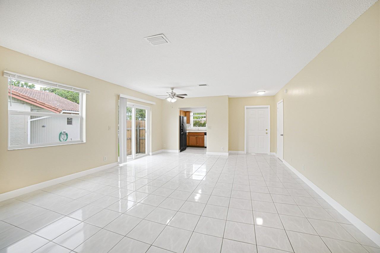 3912 Nw 110th Ave - Photo 6 of 32