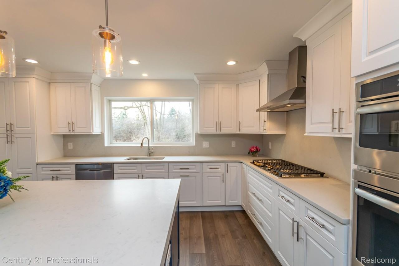 4080 Fairlane Dr - Photo 6 of 24