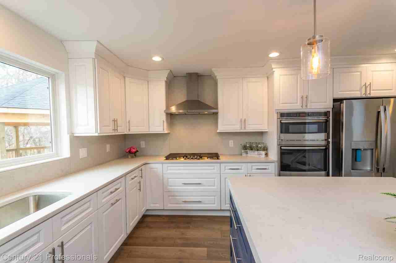 4080 Fairlane Dr - Photo 7 of 24