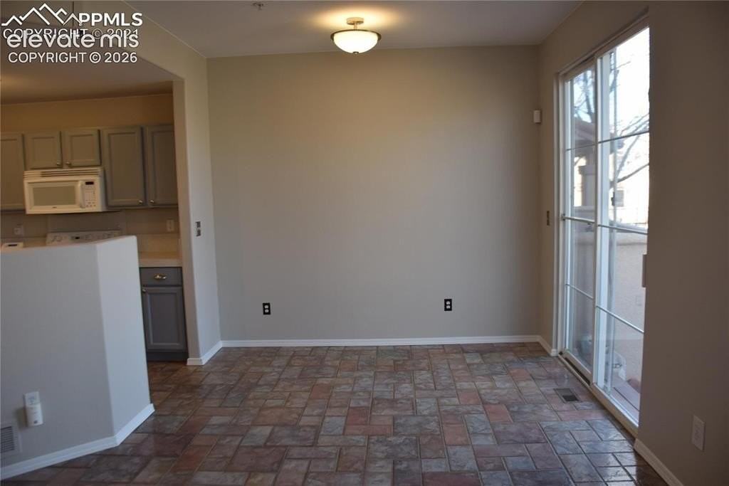 1685 Courtyard Hts - Photo 2 of 17