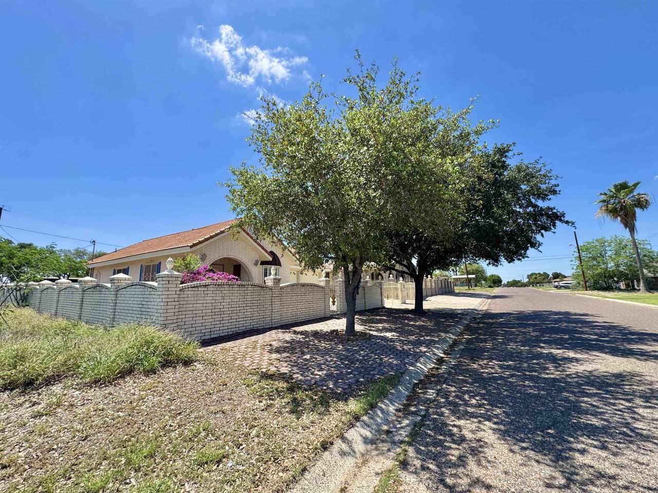 807 Fresno St - Photo 2 of 38