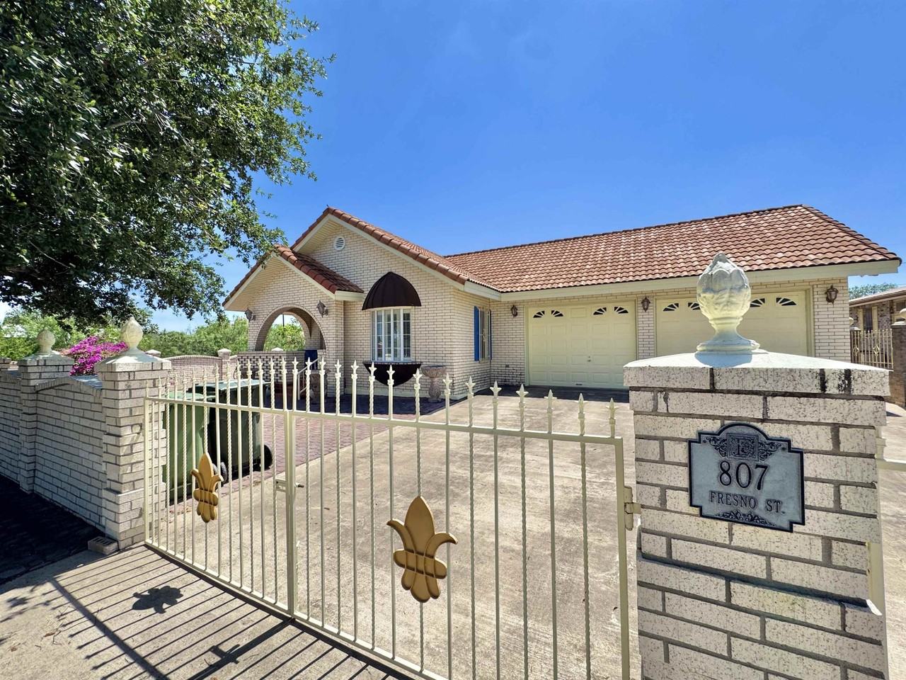 807 Fresno St - Photo 3 of 38