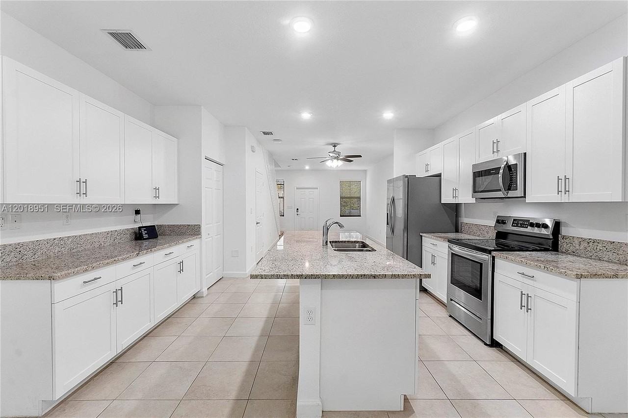 1541 Sw 28th St #1541 - Photo 5 of 27