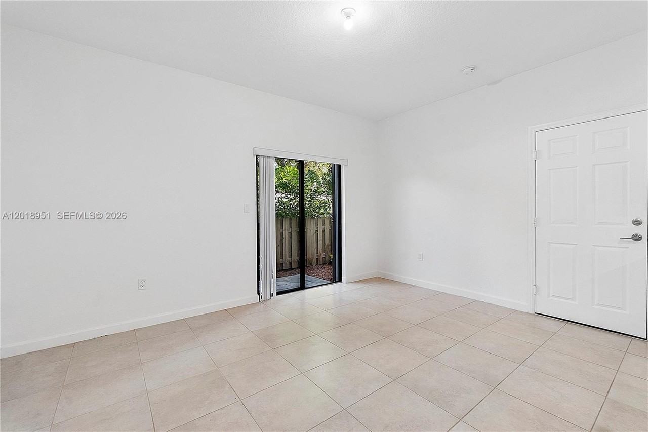 1541 Sw 28th St #1541 - Photo 6 of 27