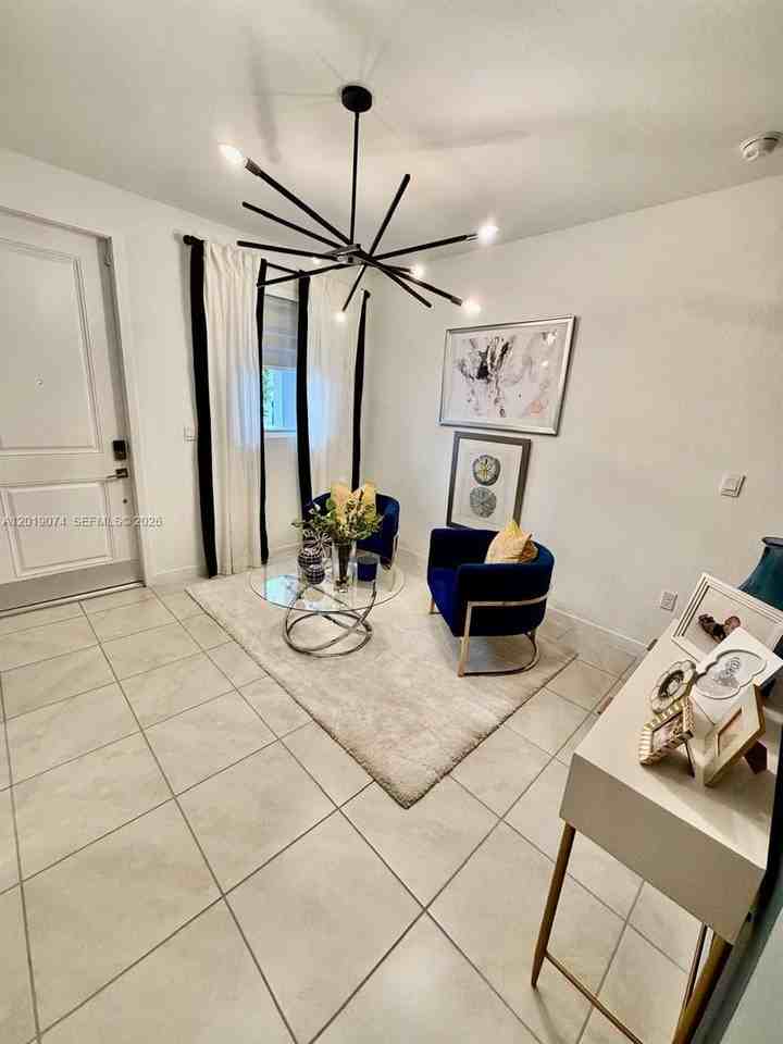 1710 Se 9th Ave - Photo 4 of 28