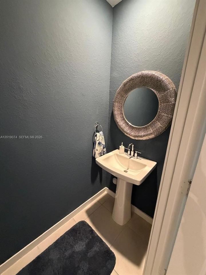 1710 Se 9th Ave - Photo 5 of 28