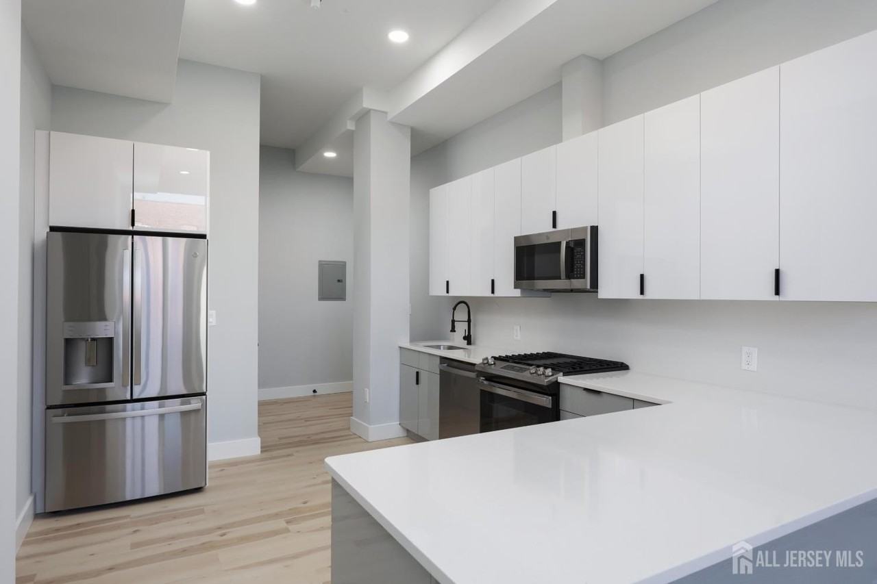365 George St #1 - Photo 5 of 17