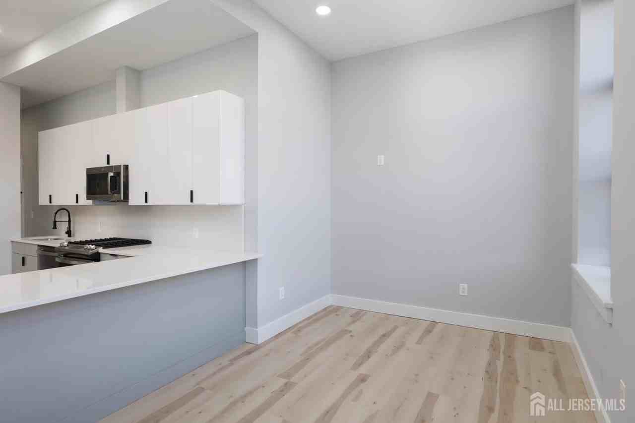 365 George St #1 - Photo 6 of 17