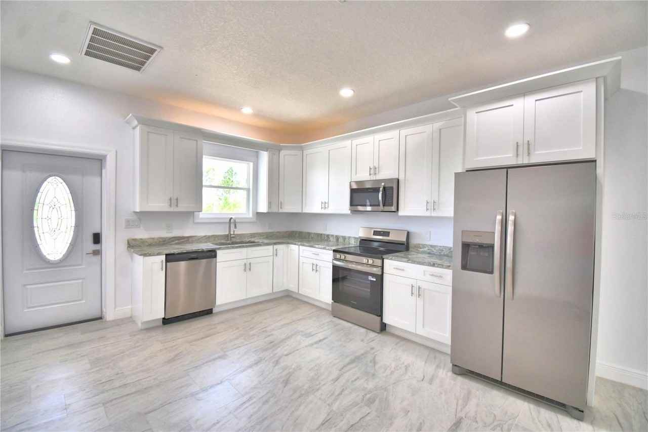Sarasota Dr #B - Photo 4 of 25