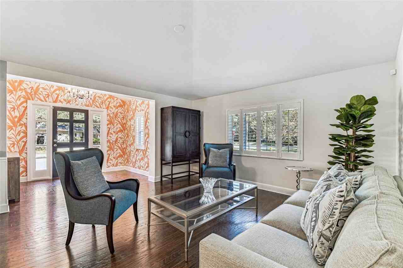 4602 W Browning Ave - Photo 4 of 25