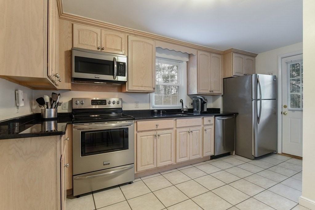 91 Nahatan St - Photo 4 of 9