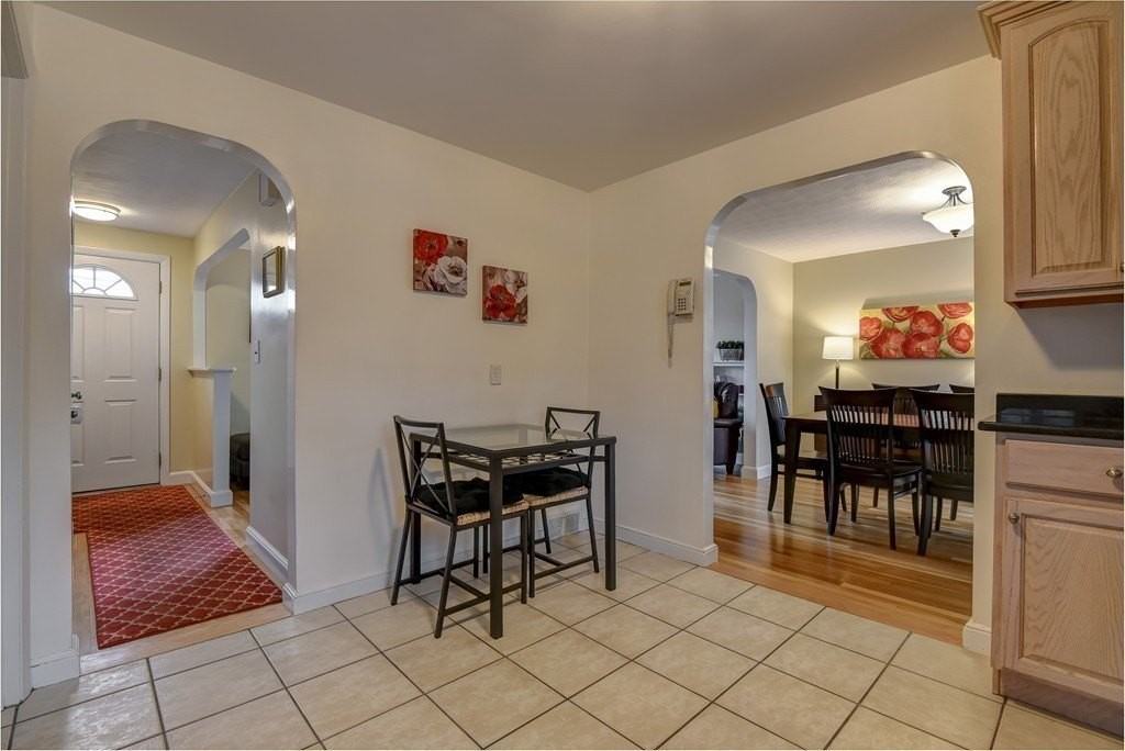 91 Nahatan St - Photo 5 of 9