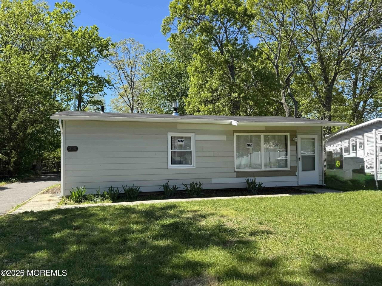 208 Shore Blvd - Photo 2 of 11