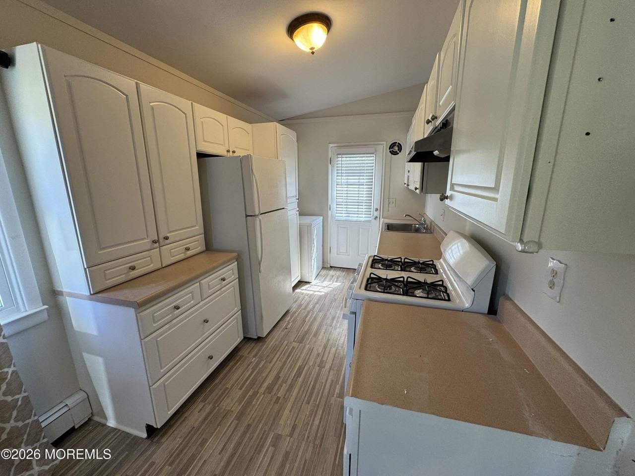 208 Shore Blvd - Photo 5 of 11