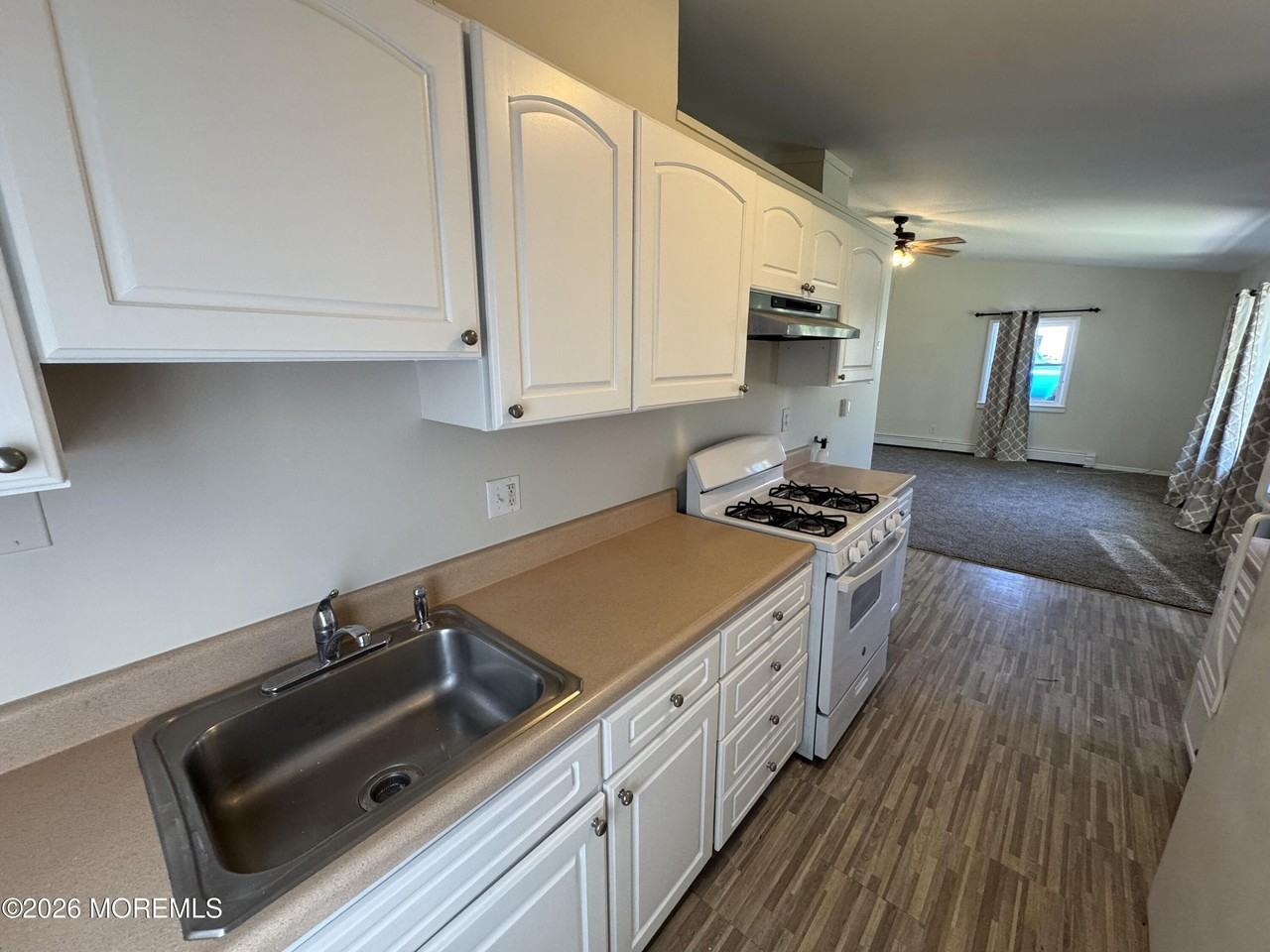 208 Shore Blvd - Photo 6 of 11