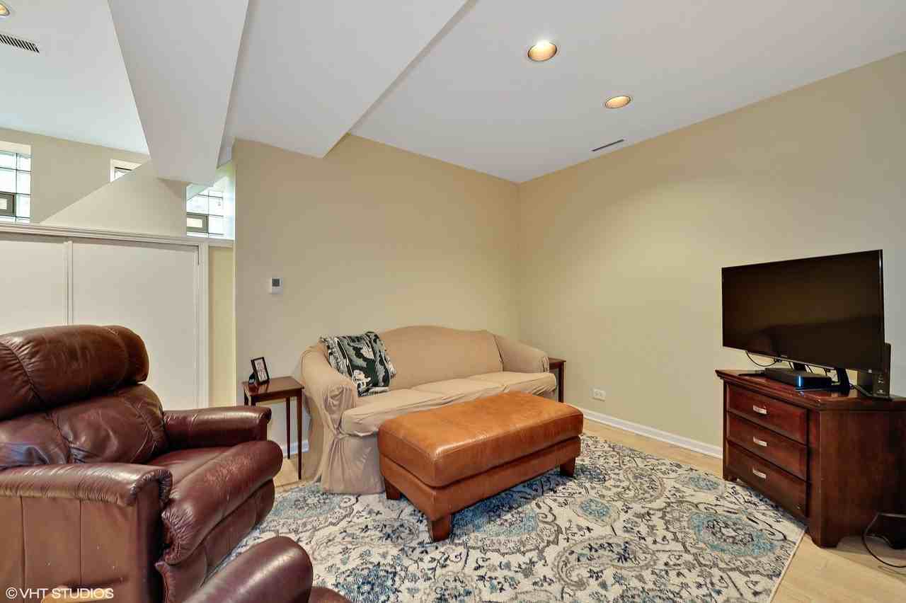 1917 N Larrabee St #G - Photo 2 of 9