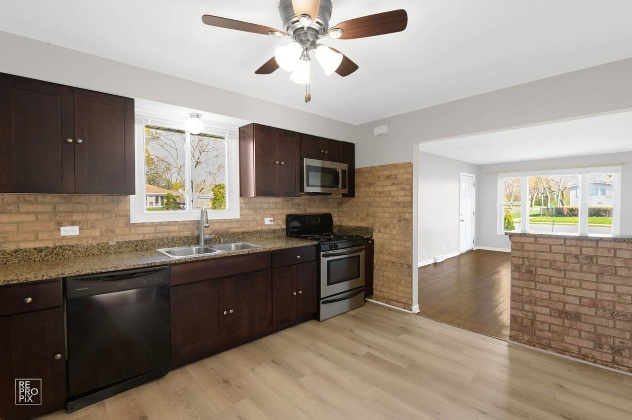 318 Virginia St - Photo 4 of 10