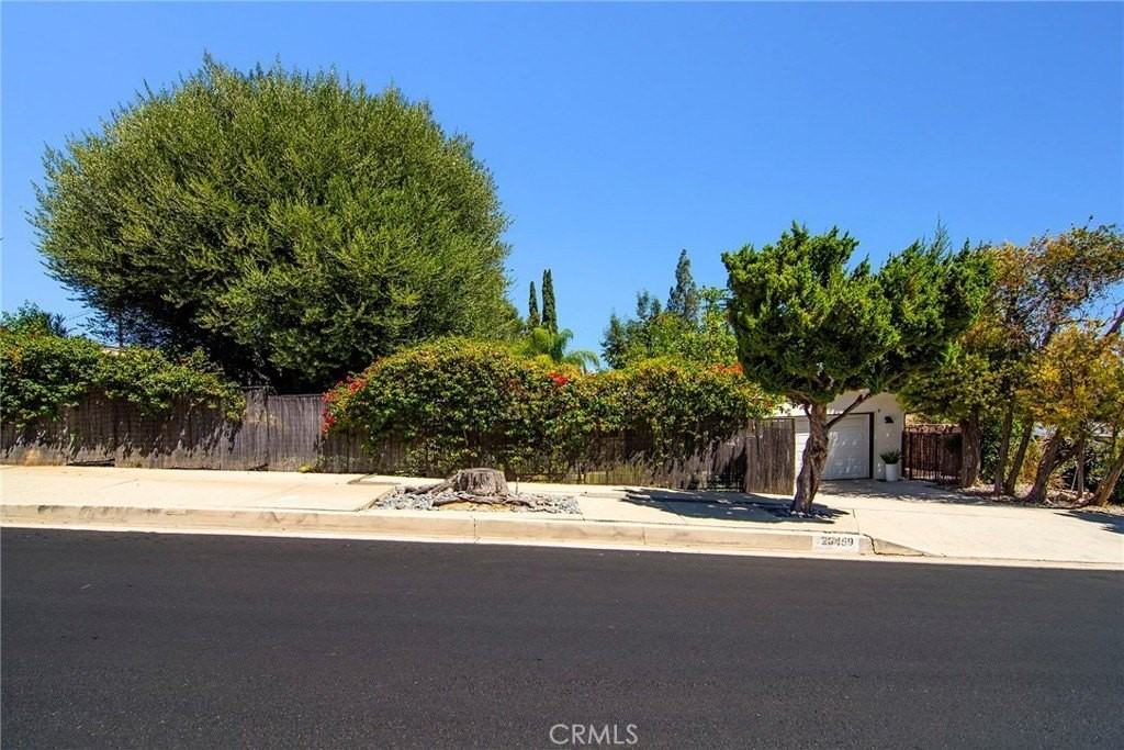 20459 Tiara St - Photo 3 of 34