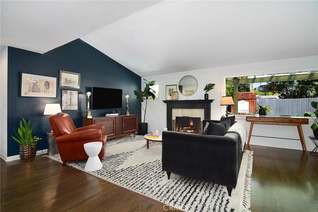 20459 Tiara St - Photo 4 of 34