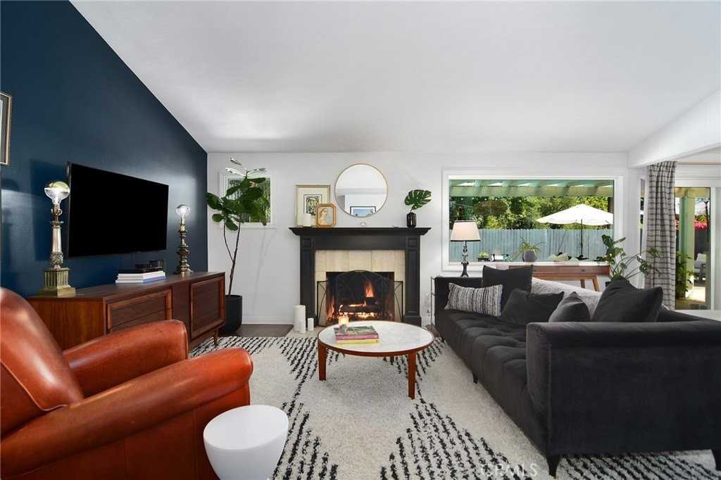 20459 Tiara St - Photo 5 of 34