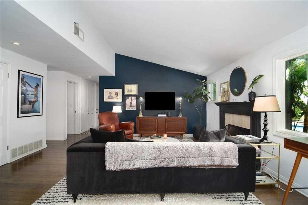 20459 Tiara St - Photo 6 of 34