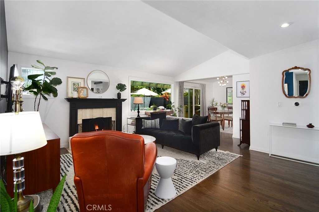 20459 Tiara St - Photo 7 of 34