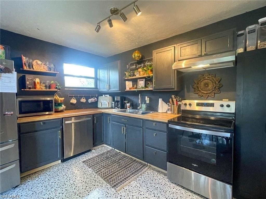 27599 Lime St - Photo 2 of 16