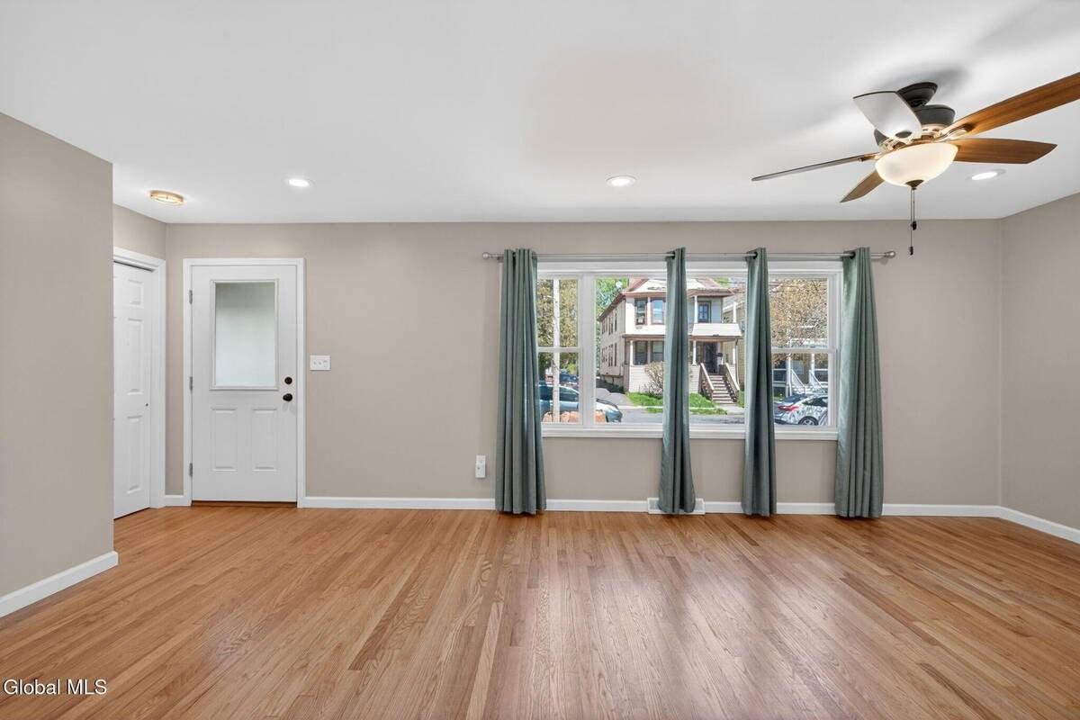 614 Park Ave - Photo 4 of 43
