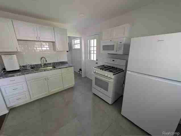 1256 Ferris Ave - Photo 2 of 9