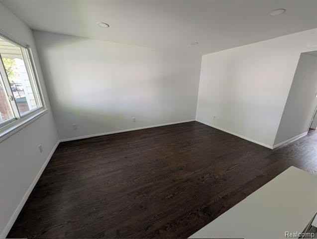 1256 Ferris Ave - Photo 3 of 9