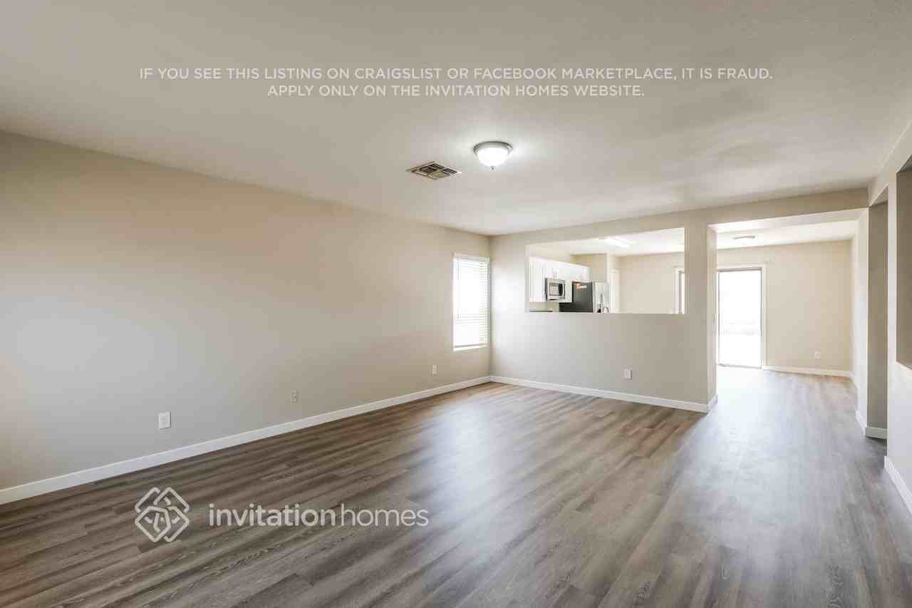12648 N Main St - Photo 4 of 17