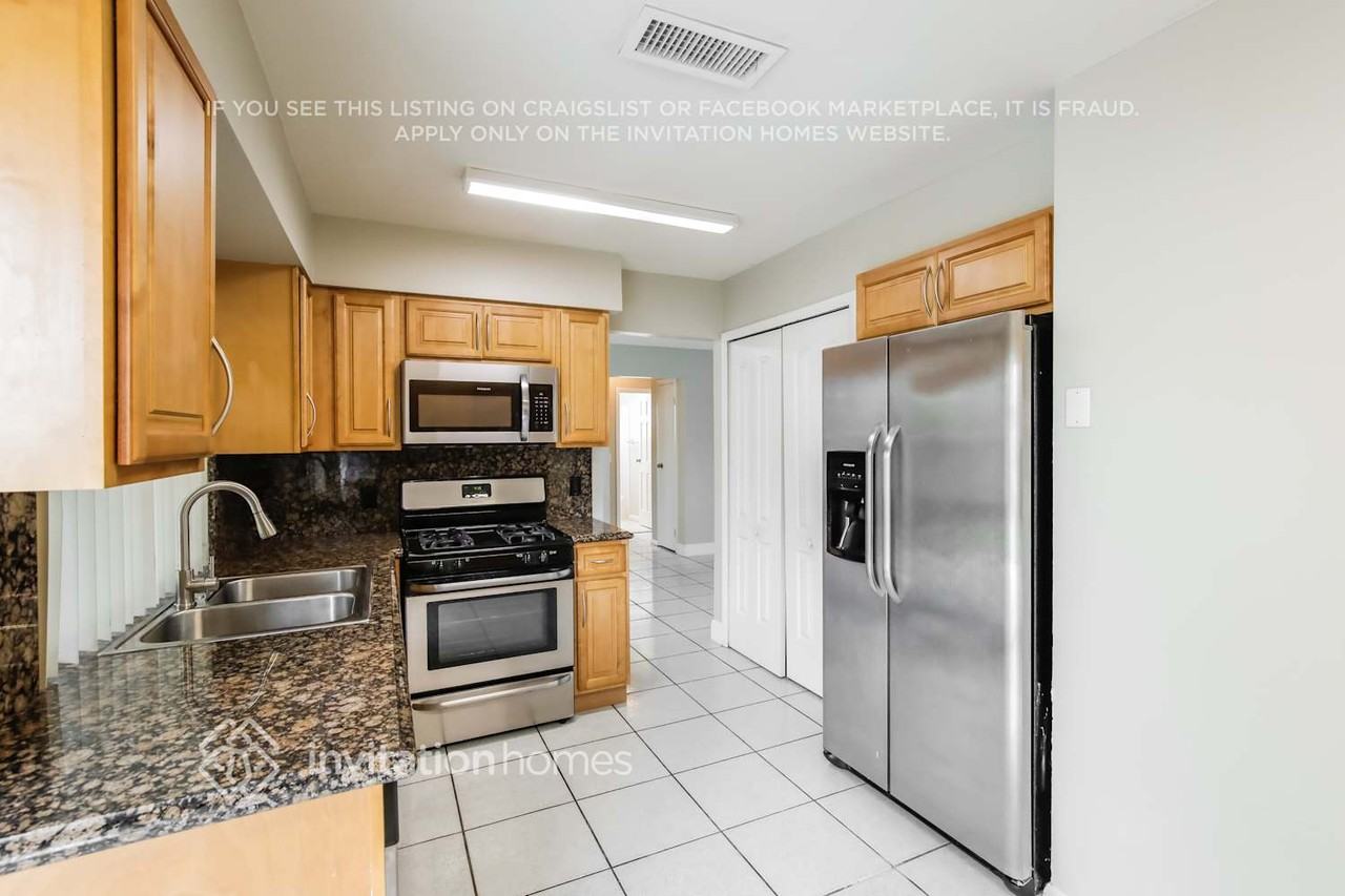11650 Nw 31st St - Photo 7 of 17