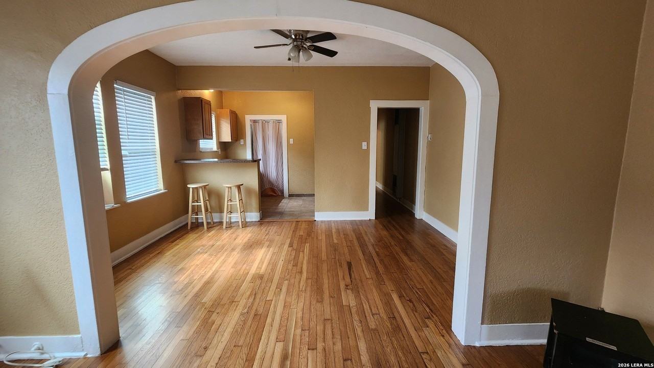 803 W Hollywood Ave - Photo 3 of 16