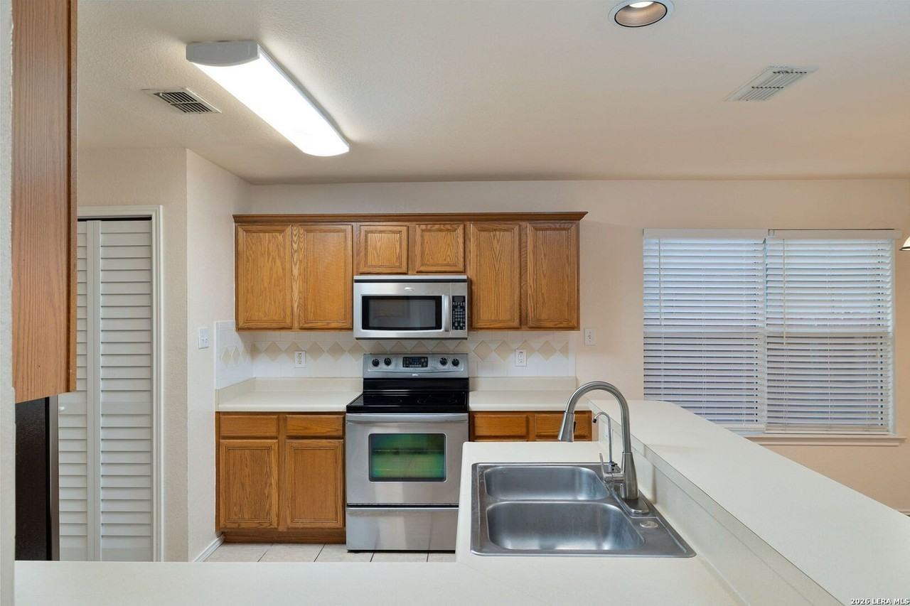 30 Pembroke Ln - Photo 7 of 20