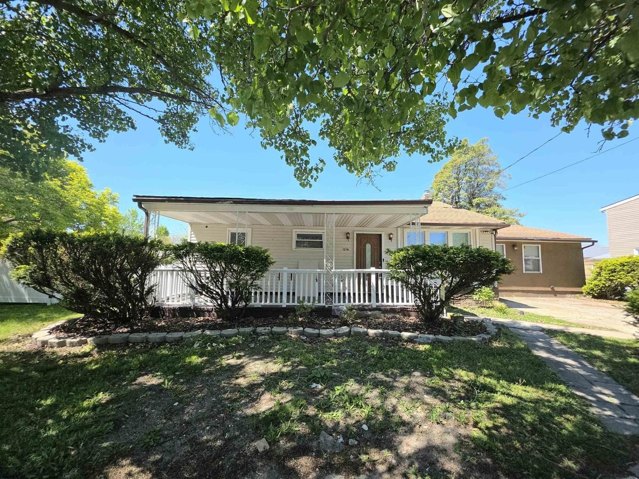 1216 N Ohio Ave - Photo 2 of 34