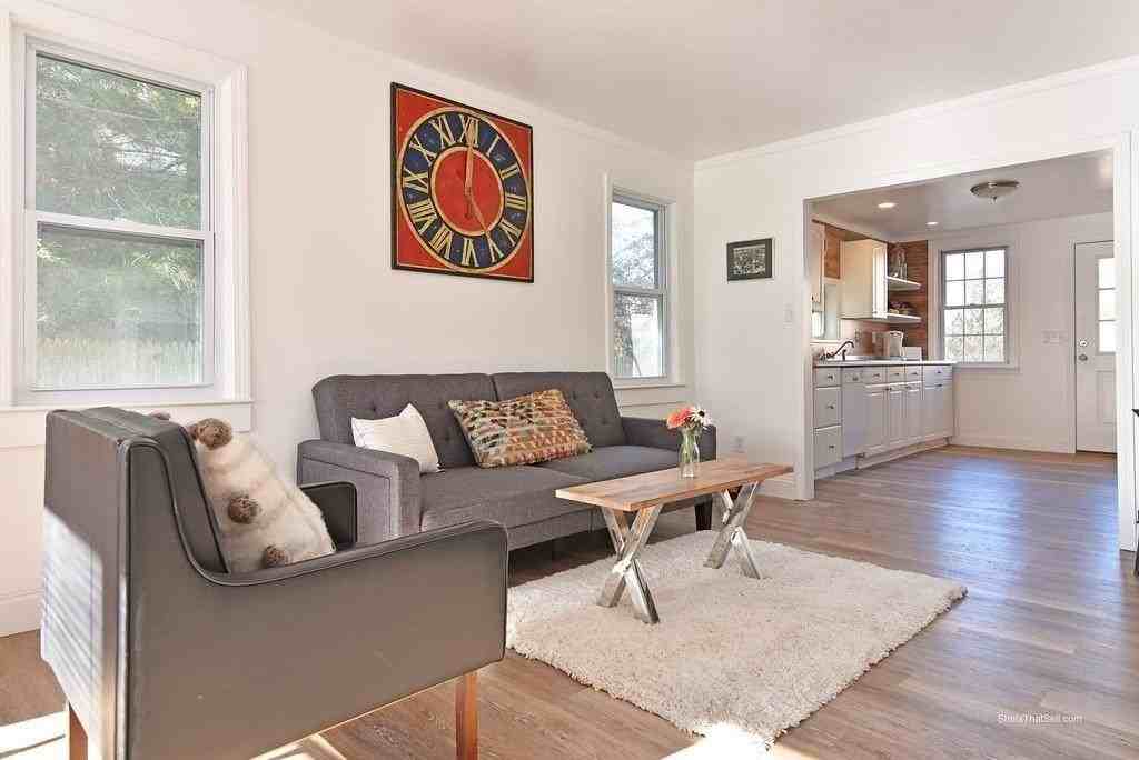 109 Conanicus Rd - Photo 3 of 9