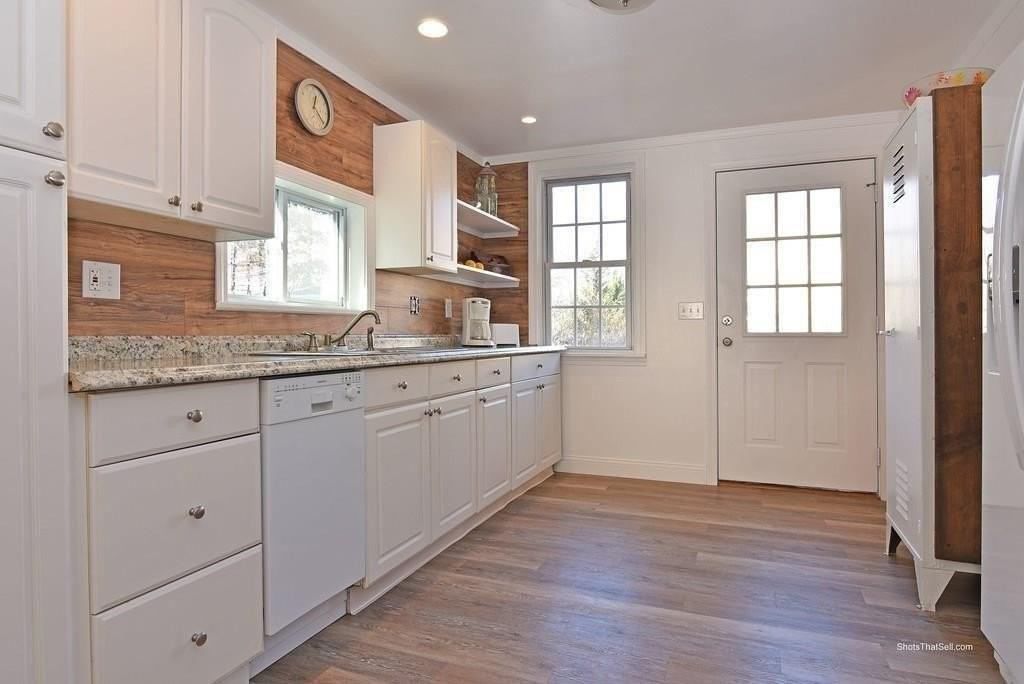 109 Conanicus Rd - Photo 4 of 9