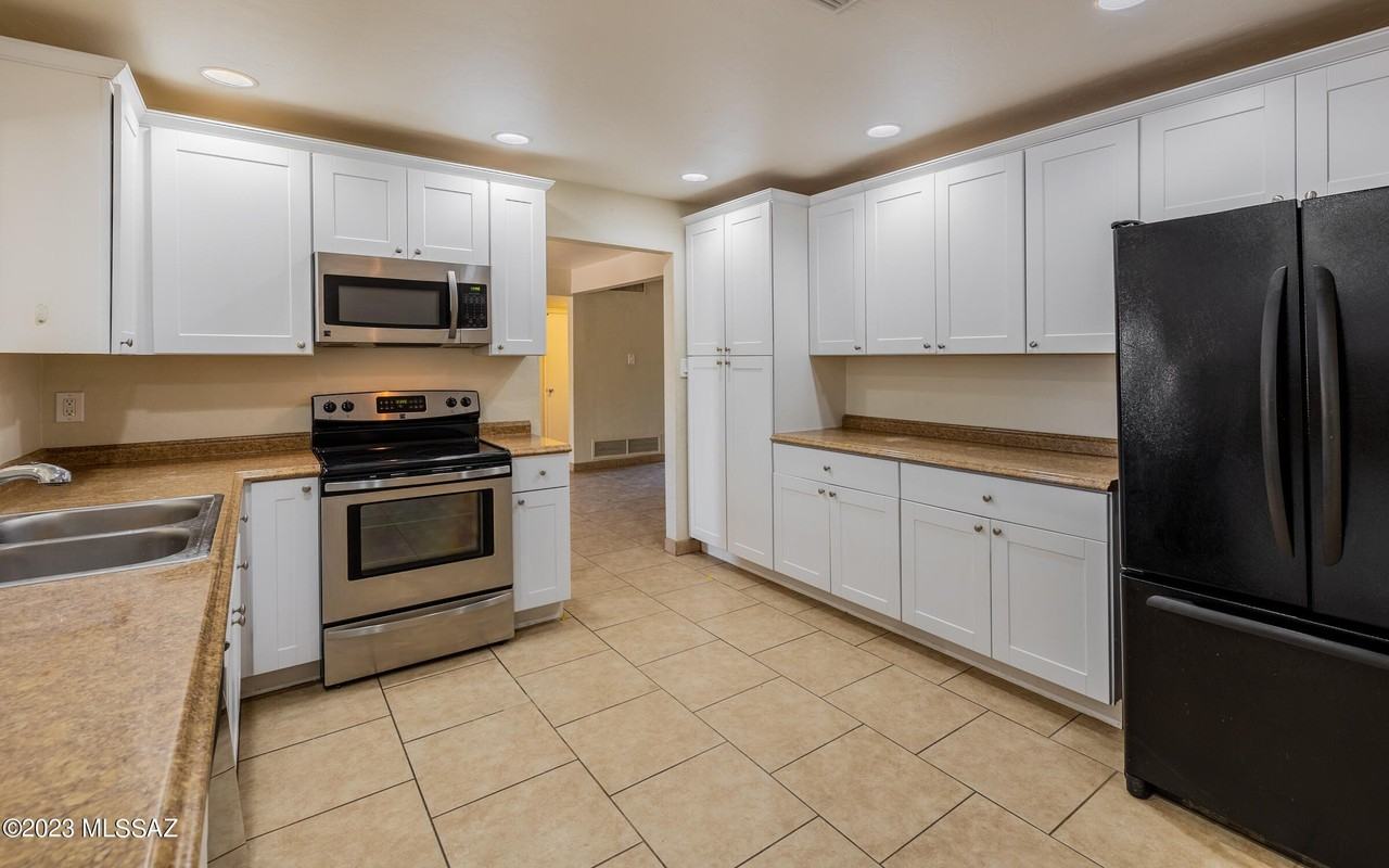 821 N Corinth Ave - Photo 5 of 16