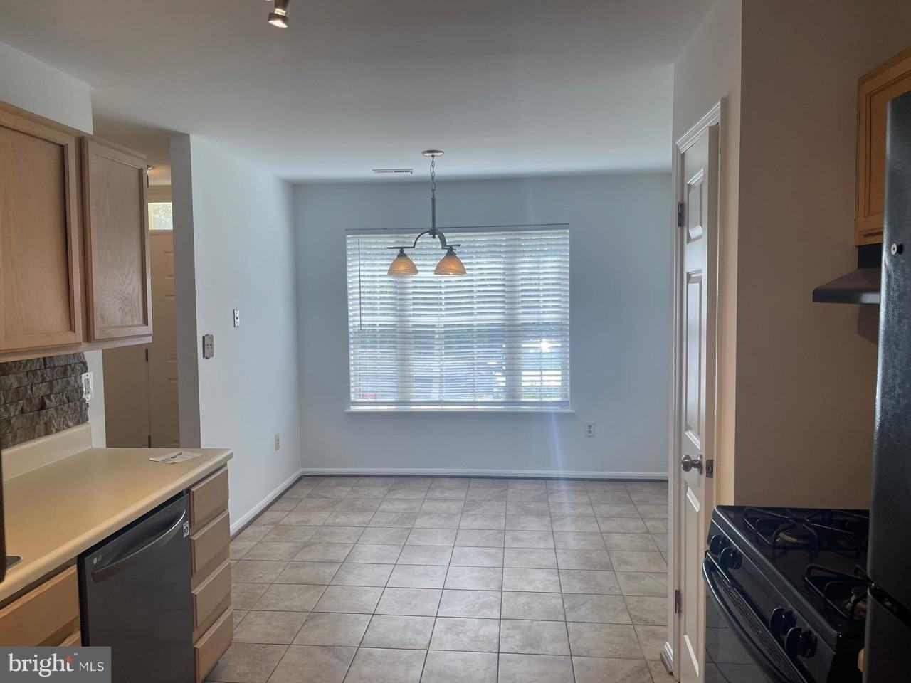 9324 Town Place Dr - Photo 4 of 21