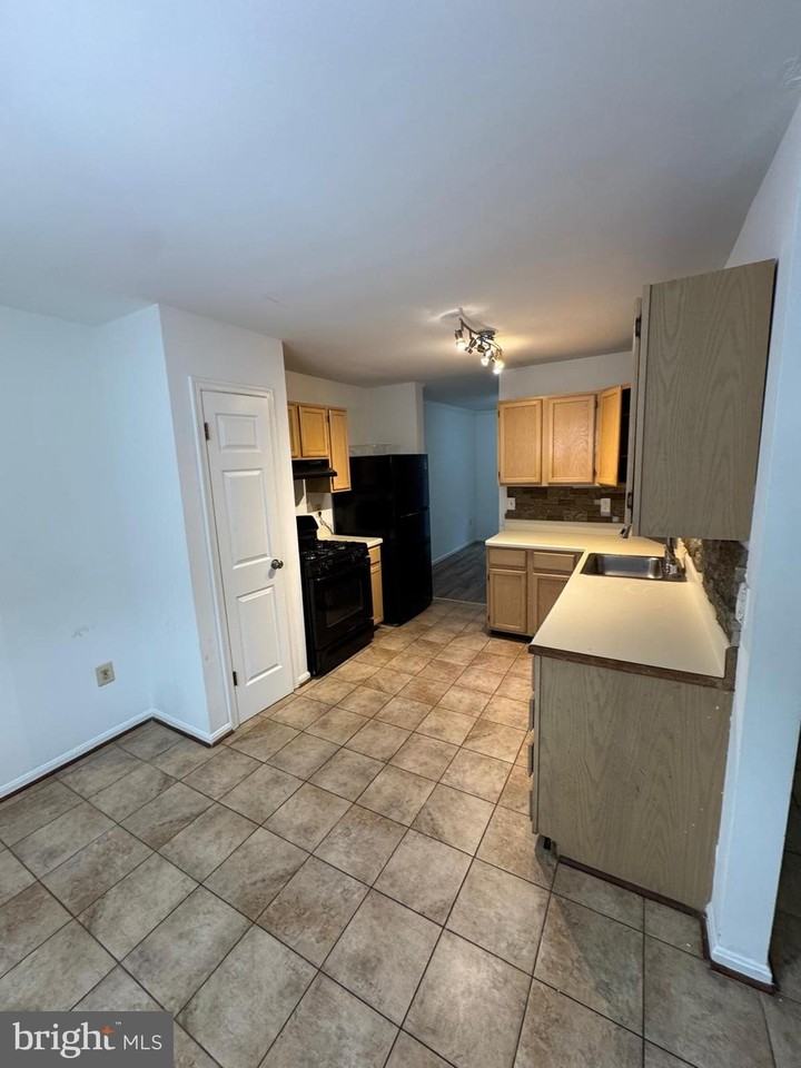 9324 Town Place Dr - Photo 7 of 21