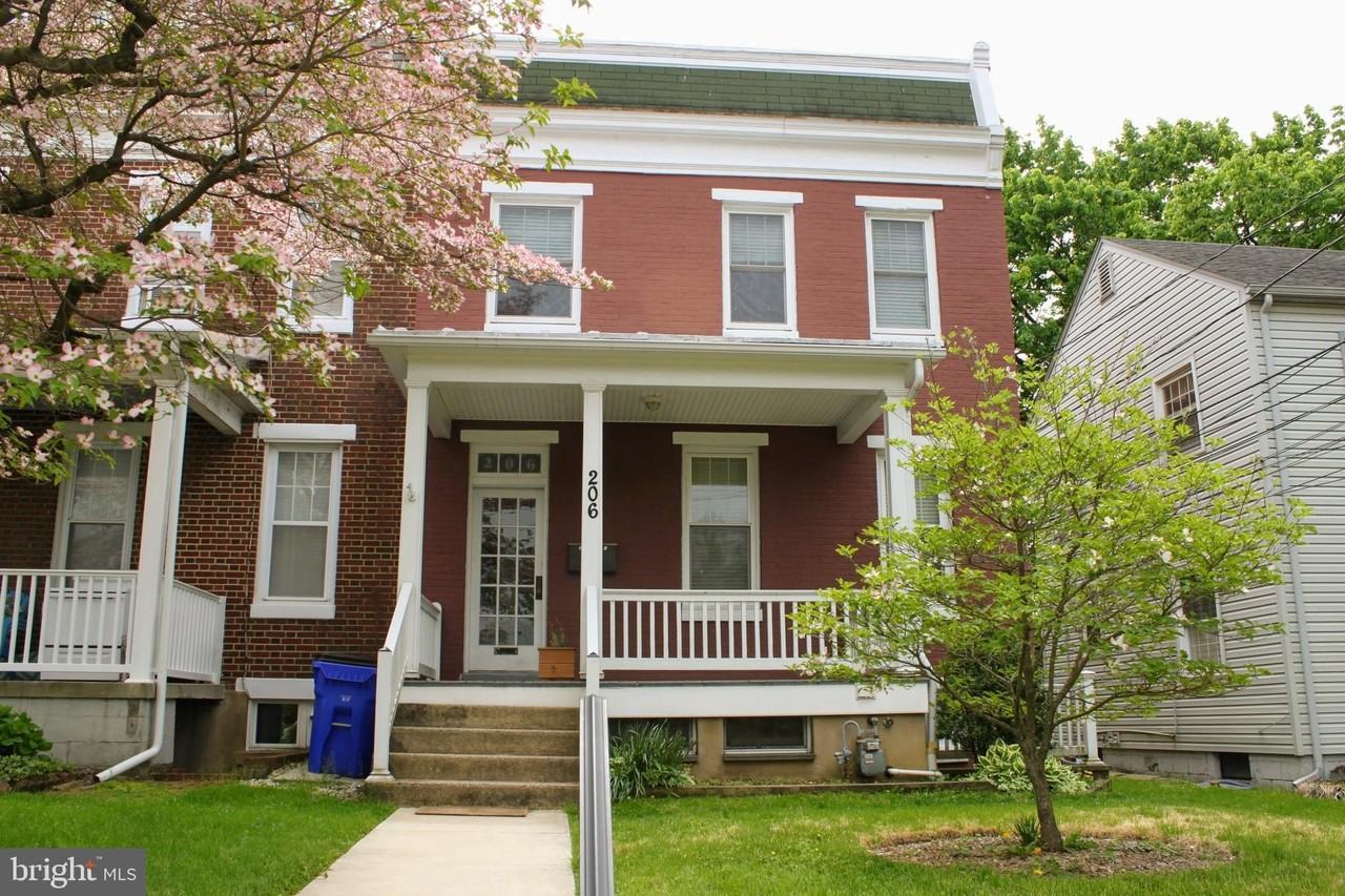 206 E 8th St - Photo 2 of 3