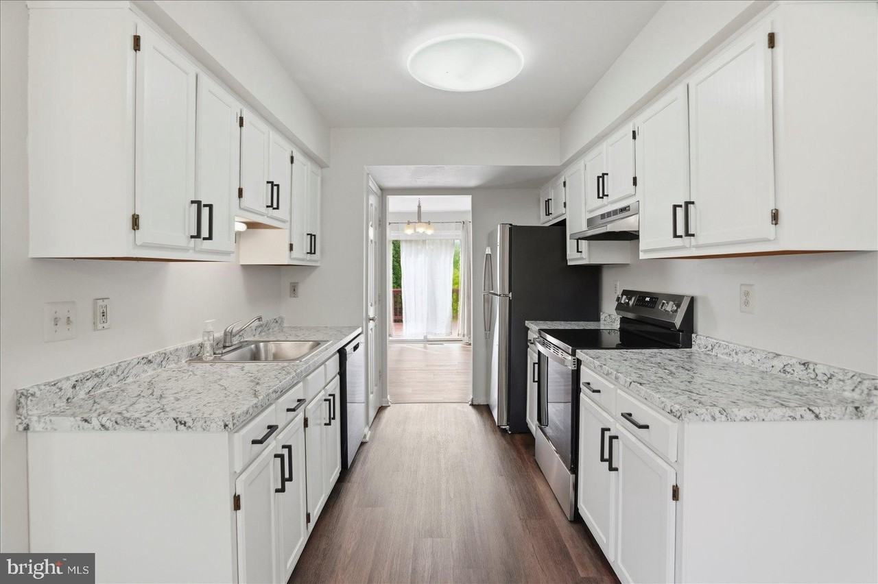 1810 Bramble Brook Ln - Photo 6 of 31