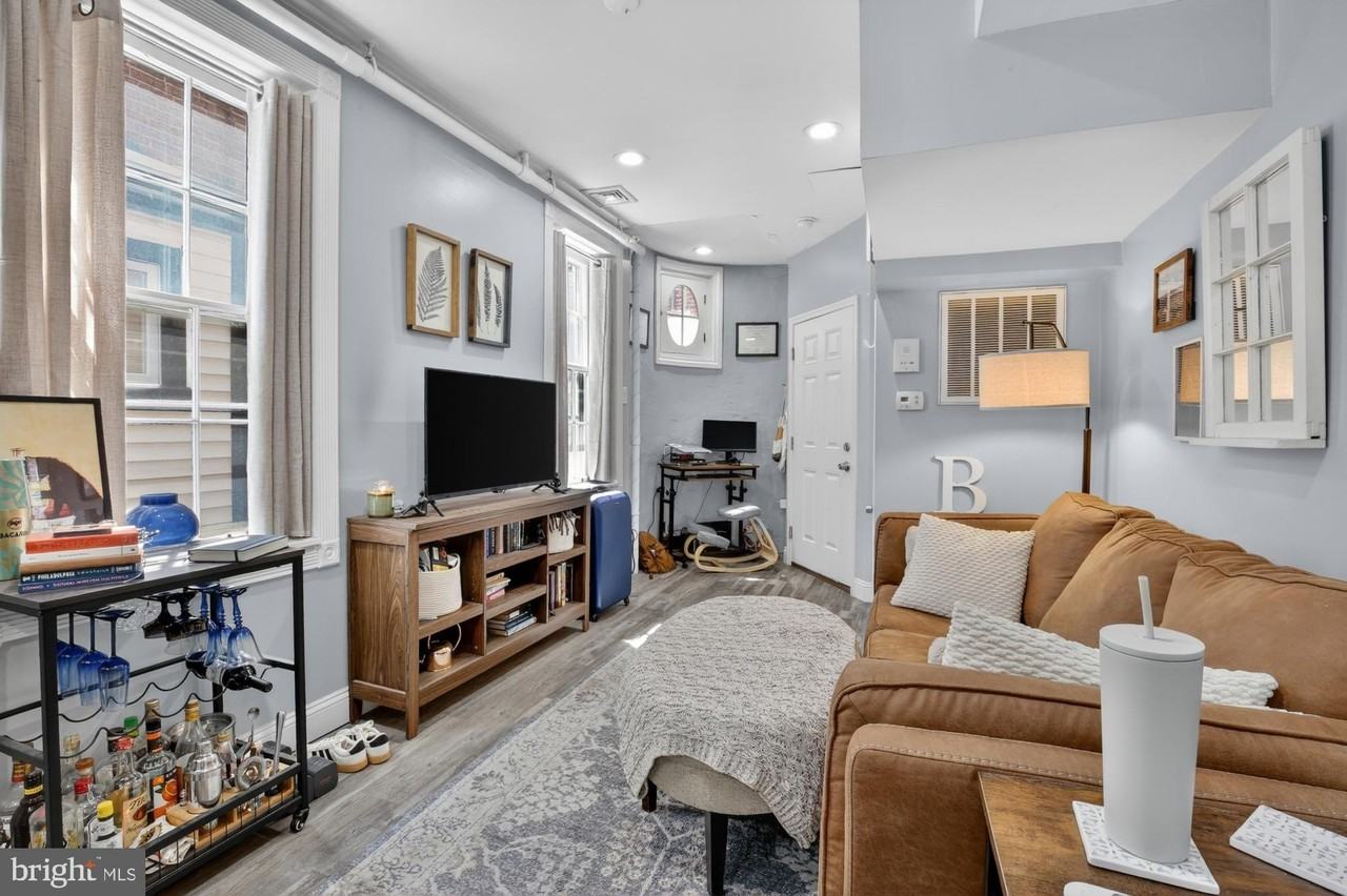 927 Clinton St #2R - Photo 3 of 19