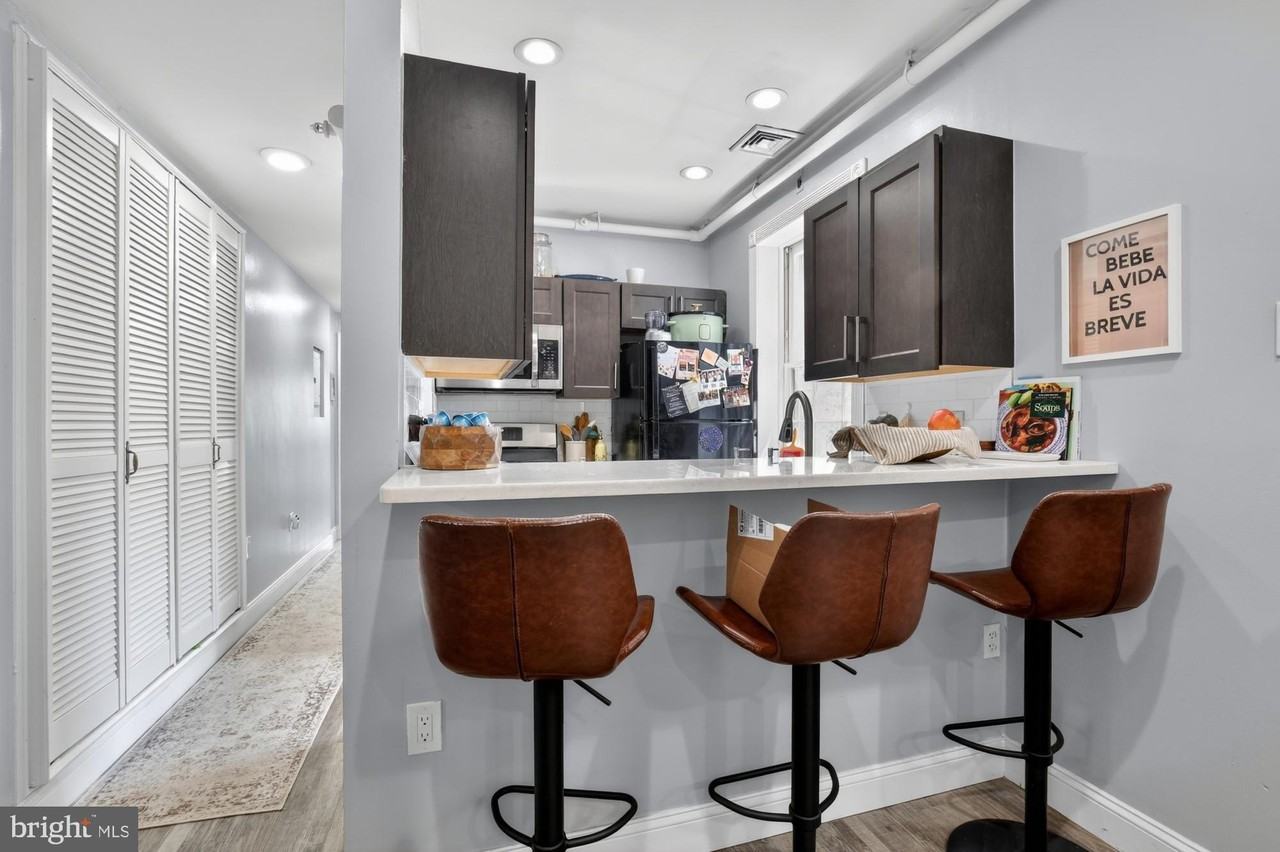 927 Clinton St #2R - Photo 4 of 19